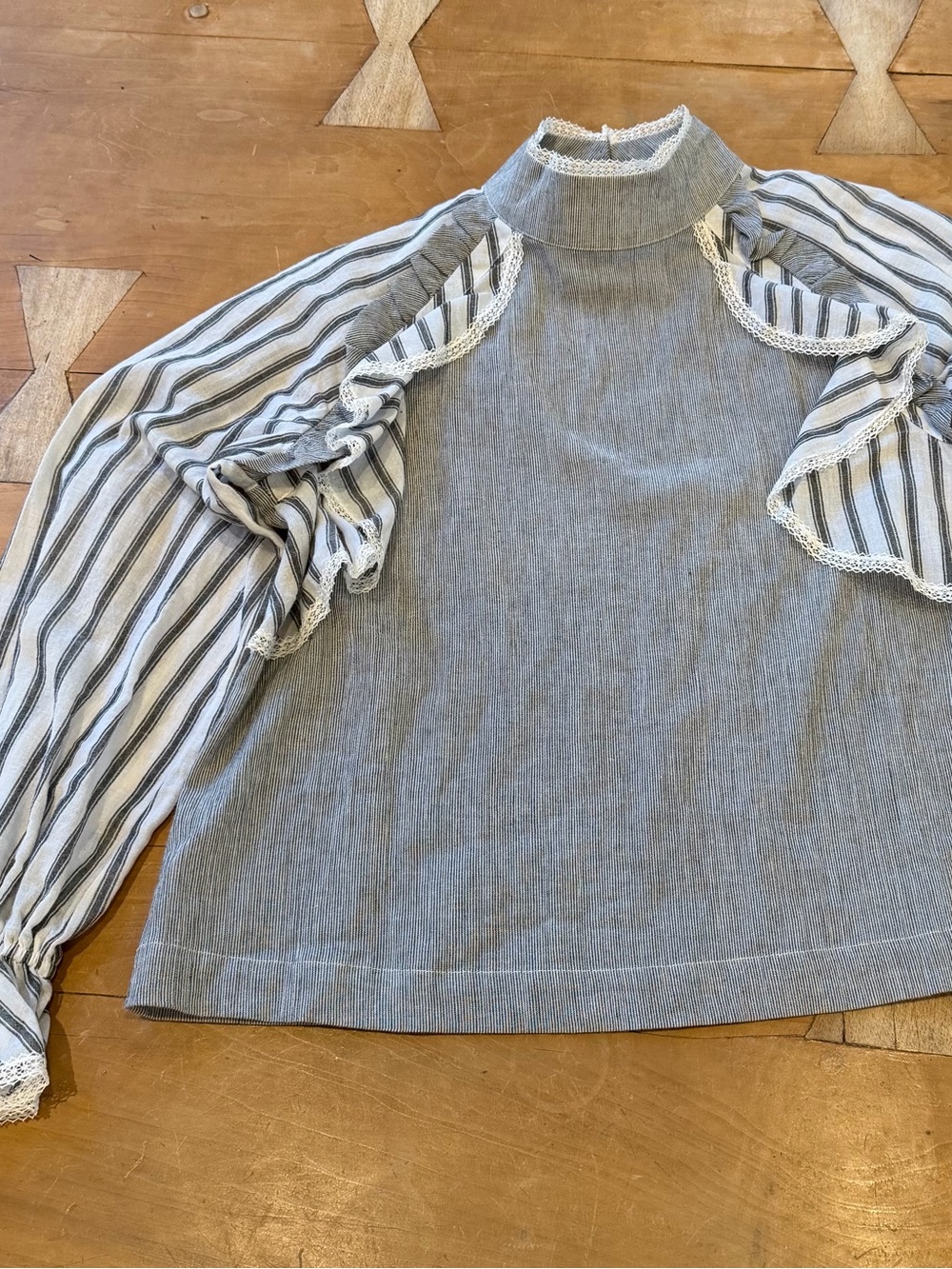 Marled Striped Ruffle Sleeve Mock Neck Top - Light Gray